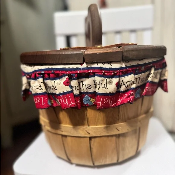 Vintage Sewing Bushel Basket Split Lid Floral Patriotic Theme - Picture 4 of 16